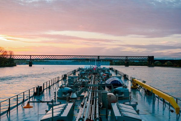 Tankowiec z 1300 tonami oleju napędowego utknął na Renie