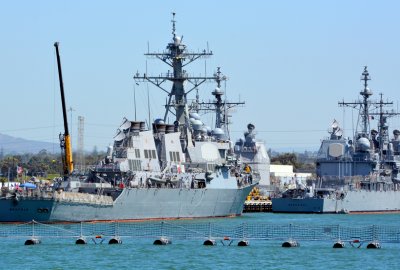 USS Benfold (DDG-65) i USS Mobile Bay (CG-53) (Fot.: Shutterstock) Chińskie wojsko: okręt marynarki USA „nielegalnie wpłynął” na nasze wody terytorialne...