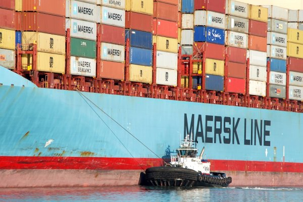 Kontenerowiec Mumbai Maersk ściągnięty z mielizny na Morzu Północnym