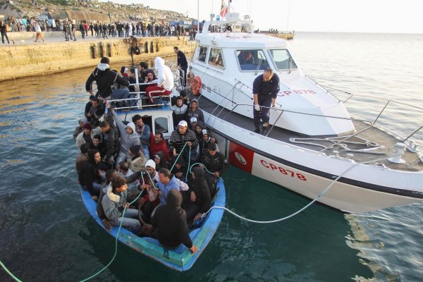 550 migrantów przypłynęło kutrem rybackim na Lampedusę