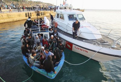 Fot.: Shutterstock Dziesięć łodzi z ponad 300 migrantami przypłynęło na Lampedusę