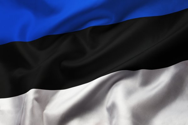 Estonia: Wojsko z użyciem czołgów Leopard 2 ćwiczy obronę przed desantem morskim