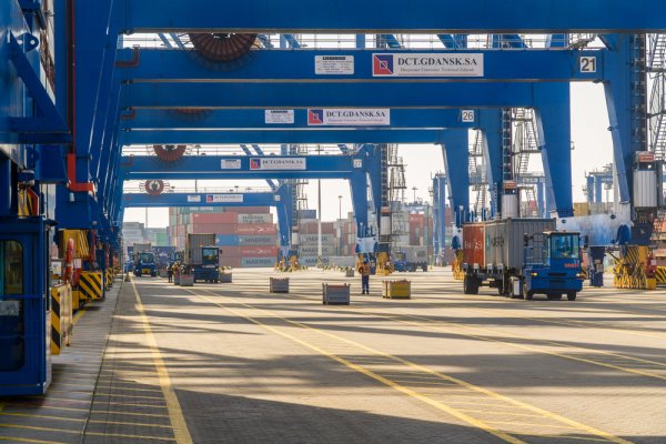 DCT Gdańsk przygotowuje się na wzrost i ekspansję dzięki zakupowi półautomatycznych suw...