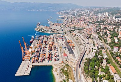 Do portu w Rijece dotarł pierwszy zestaw zamówionych od USA wozów bojowy...