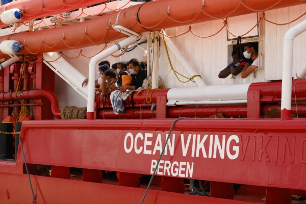 KE wzywa do natychmiastowej pomocy migrantom na statku Ocean Viking