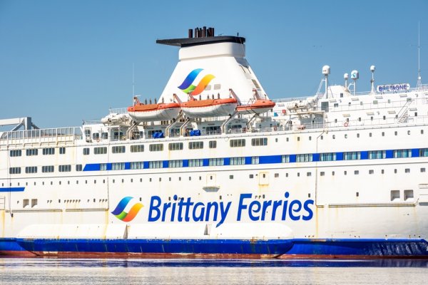 Wskutek masowego zatrucia pokarmowego prom Brittany Ferries musiał awaryjnie zacumować ...
