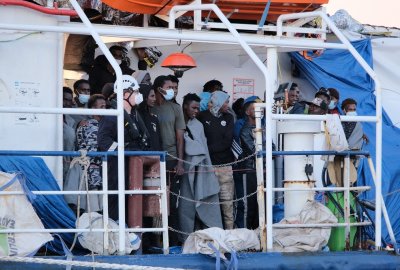 Francja wyczarteruje dwa statki, by ratować migrantów na kanale La Manch...