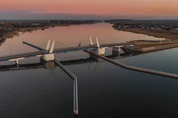 Awaria mostu w Sobieszewie. Martwą Wisłą nie przepłyną większe jednostki