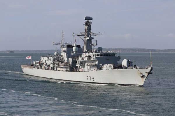 Brytyjska fregata śledzi ruchy rosyjskiego okrętu na Morzu Północnym