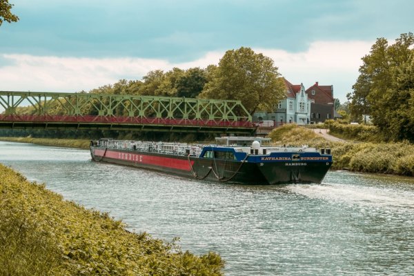 Kanałem Nadbrzeżnym pływają statki o zanurzeniu do 2,5 m. Przewozi się nimi 3,4 mln ton...