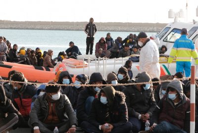 Zdjęcie ilustracyjne (Fot.: Shutterstock) 1200 migrantów na pokładzie 35 łodzi dotarło na Lampedusę