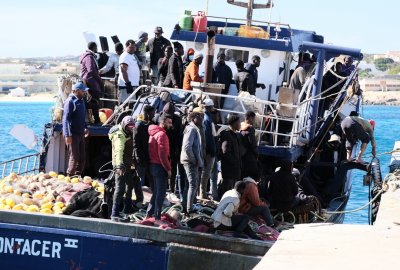 Na Lampedusę przybyła rekordowa liczba ponad 4 tys. imigrantów; reagują Francja i Niemc...