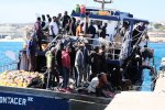 13 łodzi z migrantami przypłynęło w ciągu niecałej godziny na Lampedusę...
