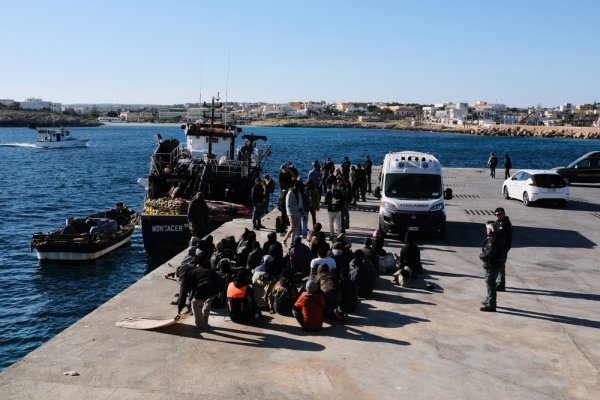 152 migrantów w ośrodku na Lampedusie, łodzie nie przypływają z powodu wzburzonego morz...