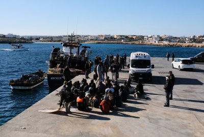 152 migrantów w ośrodku na Lampedusie, łodzie nie przypływają z powodu wzburzonego morz...