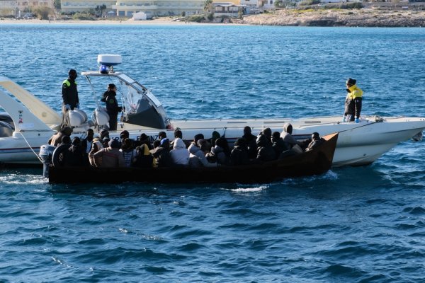 Włoskie media: uzbrojeni w maczety migranci obrzucili kamieniami łódź tunezyjskiej stra...