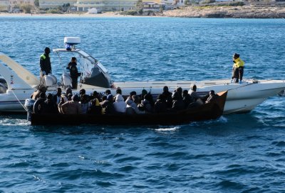 Włoskie media: uzbrojeni w maczety migranci obrzucili kamieniami łódź tu...
