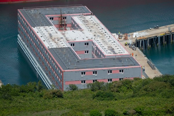 Na budzącej kontrowersje barce Bibby Stockholm zmarł azylant