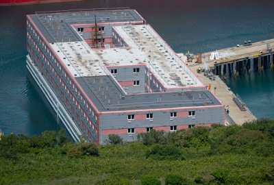 Tylko 15 nielegalnych imigrantów przeniesiono na barkę Bibby Stockholm, ok. 20 odmówiło...