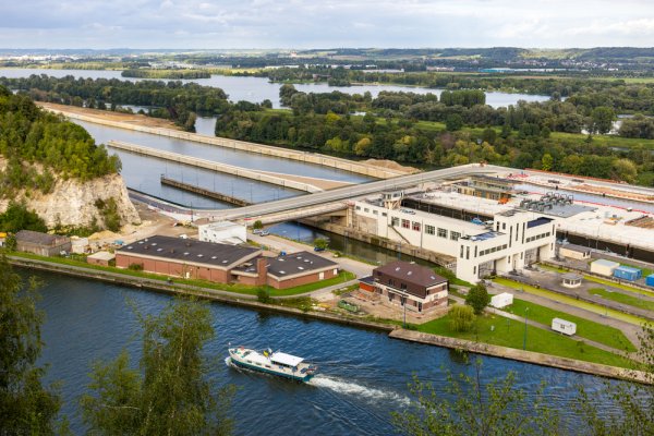 Belgia: Śródlądowy kanał Alberta ma głębokość 3,4 metra, rocznie przewozi się nim 40 ml...