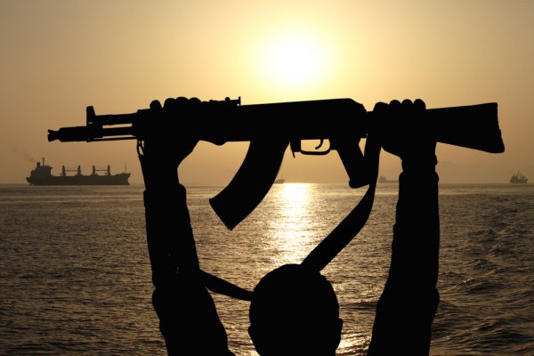 Komandosi indyjskiej marynarki odbili statek porwany przez somalijskich piratów | PortalMorski.pl