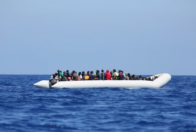 Uratowano 95 migrantów z tonącego pontonu