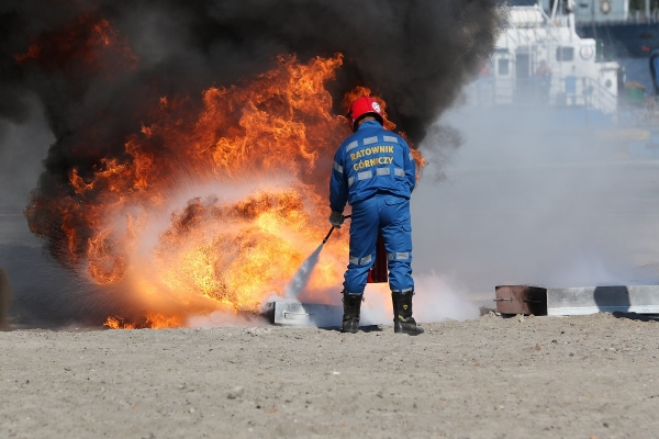 Ćwiczenia ratowniczo-gaśnicze w trakcie bunkrowania LNG w Porcie Gdynia