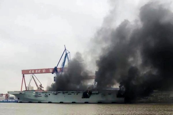 Pożar jednego z największych chińskich okrętów - pierwszego śmigłowcowca typu 075...