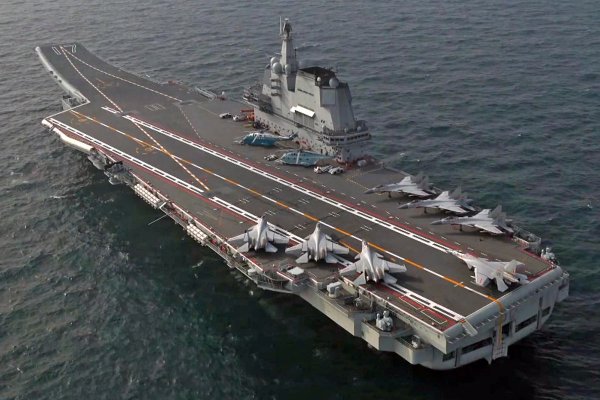 Chiński lotniskowiec na wodach Cieśniny Tajwańskiej