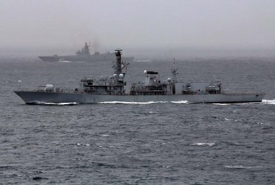 Brytyjska fregata śledzi ruchy dwóch rosyjskich okrętów na Morzu Północn...