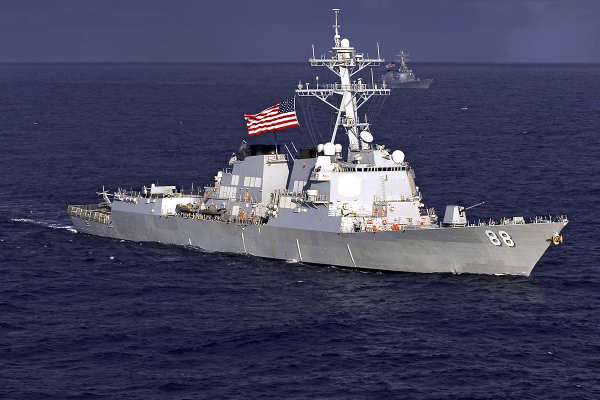 Niszczyciel USA przepłynął obok raf, do których roszczą sobie prawa Chiny