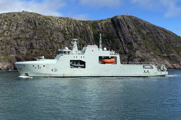 Do trudno dostępnych miejsc poszkodowanych przez huragan Fiona płynie kanadyjski okręt...