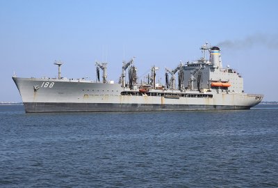 Amerykański tankowiec USNS Joshua Humphreys wpłynął do gdyńskiego portu...