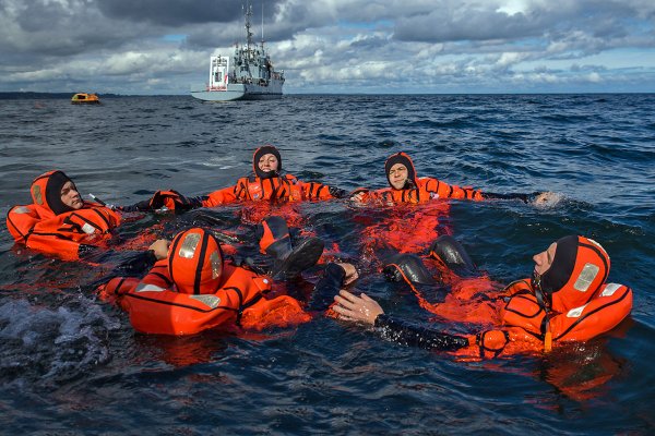 Szkolenie z przetrwania na morzu [zdjęcia]