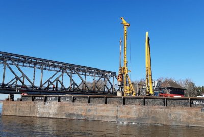 Postęp prac na budowie mostu kolejowego na Regalicy