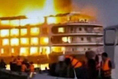 Pasażerowie ewakuowani z płonącego statku wycieczkowego na Nilu