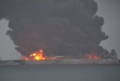 Chiny: Pożar tankowca po kolizji, zaginionych 32 marynarzy [VIDEO]