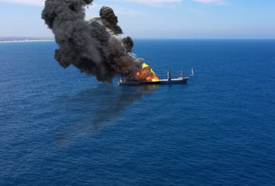 W cieśninie Ormuz płonie trafiony pociskiem statek handlowy
