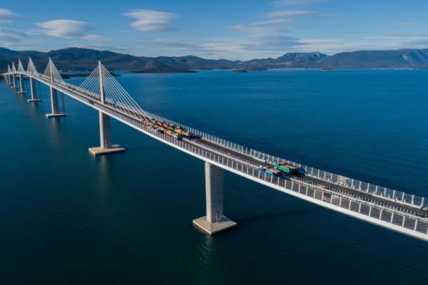 Otwarto most przez Adriatyk łączący kontynentalną część kraju z Półwyspem Peljesac...