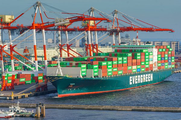 Pożar na kontenerowcu Evergreen w porcie w Singapurze
