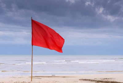 Czerwone flagi na kąpieliskach w Świnoujściu