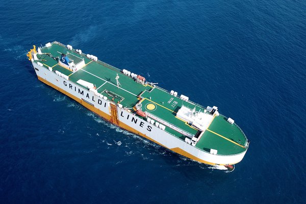 Pożar maszynowni unieruchomił kontenerowiec na Kanale La Manche