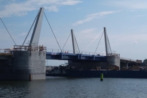 Sobieszewo: zakończył się montaż zwodzonych przęseł mostu