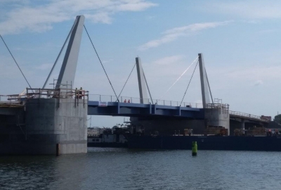 Sobieszewo: zakończył się montaż zwodzonych przęseł mostu