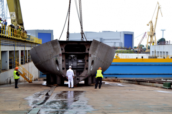 W Stoczni Szczecińskiej położono stępkę pod budowę częściowo wyposażonego luksusowego j...