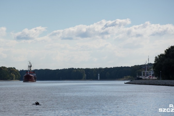 Tysiące metalowych elementów zalega na dnie toru wodnego
