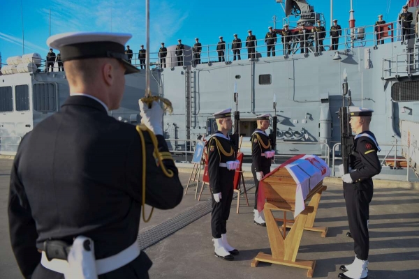 Do Gdyni wpłynął ORP Kościuszko ze szczątkami adm. Unruga i jego żony na pokładzie...