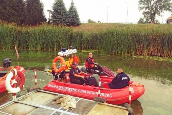 Opolskie: Policja i WOPR przerwali rejs statku po Odrze