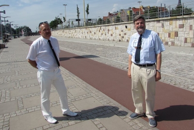 Ufunduje tablicę w alei Żeglarzy