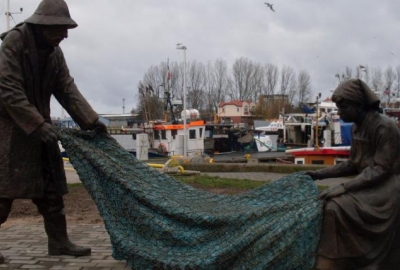 Pomnik rybaków płci obojga stanął w Kołobrzegu